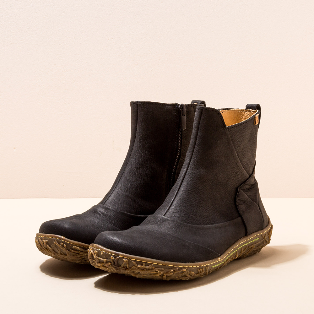 Pair of black leather ankle El Naturalista Nido N5450 women's boots