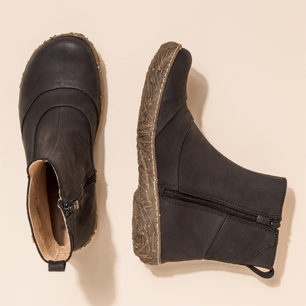 Women's pair of black leather ankle boots, model Nido N5450 El Naturalista with zip side closure