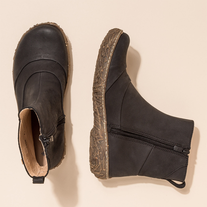 Women's pair of black leather ankle boots, model Nido N5450 El Naturalista with zip side closure
