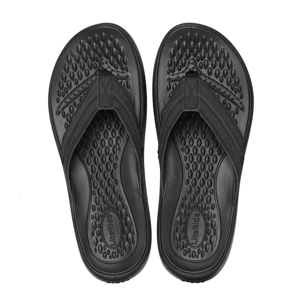Pair of Crocs Yukon flips in black 