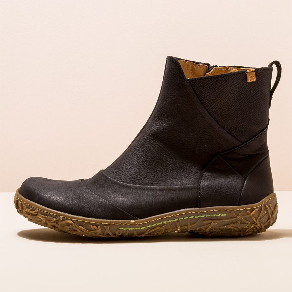 Women's leather black ankle boot with side zipper. Spanish brand El Naturalista Nido N5450